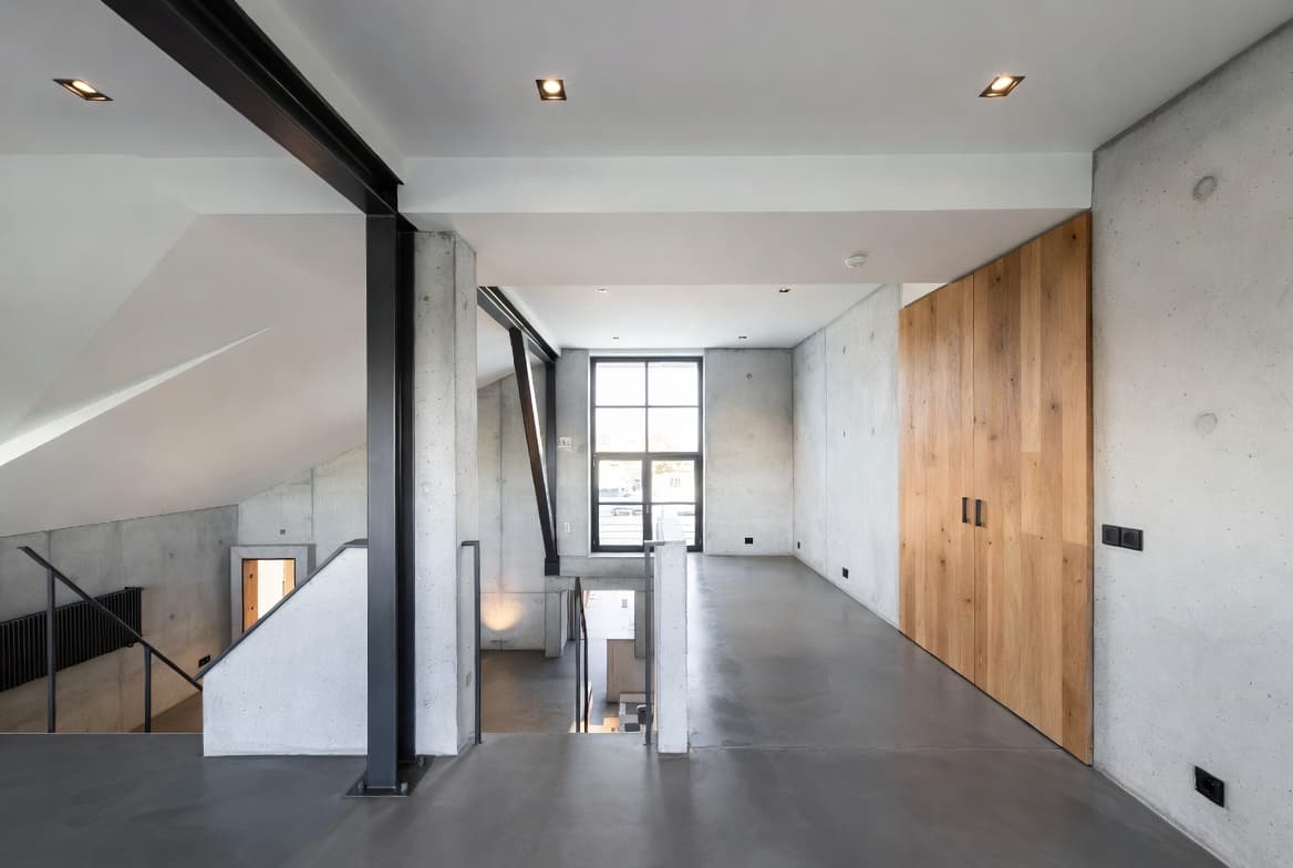 Intérieur rénové par QUASART — loft béton, bois et acier au Luxembourg